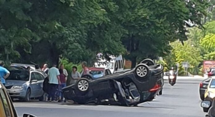 Зрелищна каскада! Ситроен се преобърна по таван на централната улица в Кюстендил
