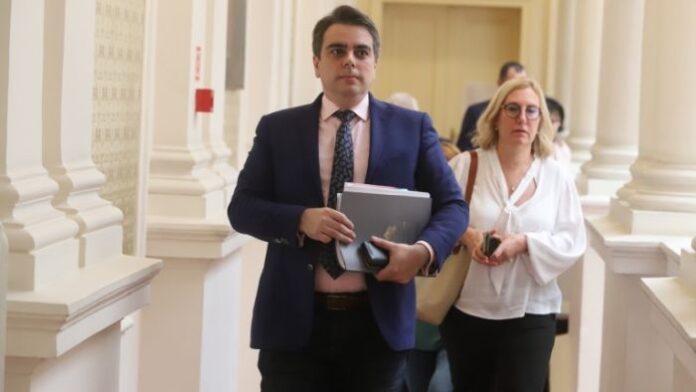 Асен Василев предпазлив преди преговорите за кабинет
