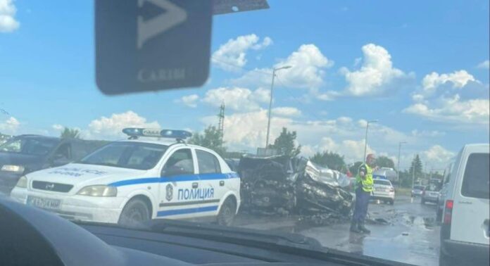 Катастрофа между три коли в София, има пострадали