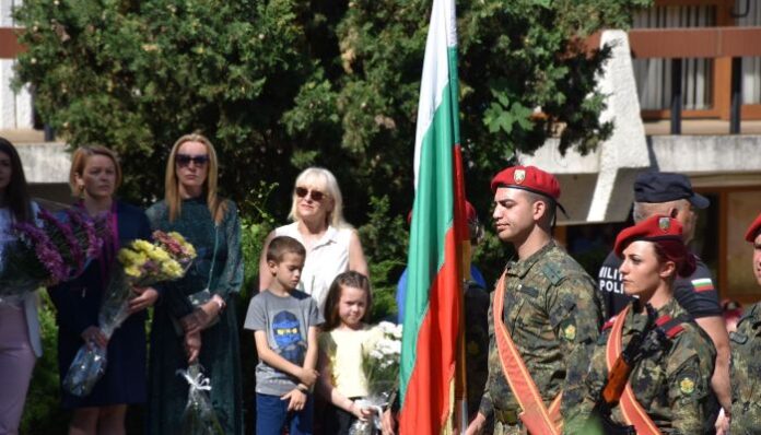 Благоевградската общественост се поклони пред паметта на Христо Ботев