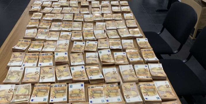 Над 1 000 000 недекларирани евро в автобус откриха на МП Капитан Андреево