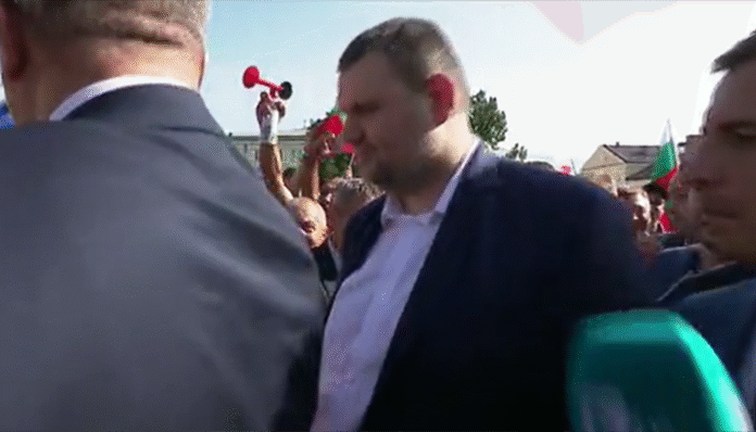 Пеевски с множество отсъствия от НС, но с присъствие на протеста пред парламента