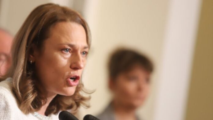 Митева: Предполагам, че бюджетът ще мине в пленарна зала