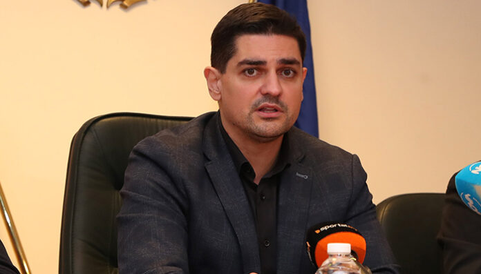 Министърът на спорта подава оставка утре