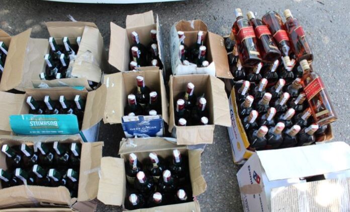 Полицаите в Лом иззеха нелегален алкохол и цигари
