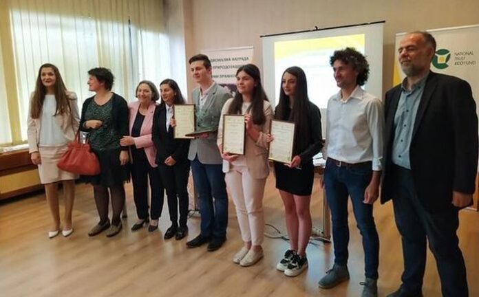 Ученичка от ПЛТГ „Никола Й. Вапцаров“ – гр. Банско, с трета награда в национален конкурс