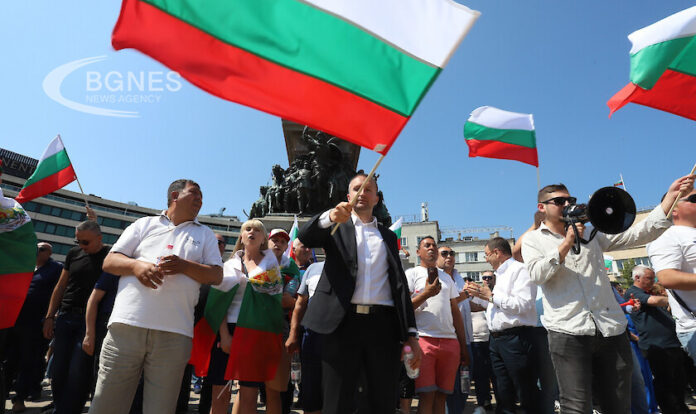 Карадайъ поздрави протестиращи на турски език, ДПС напусна НС