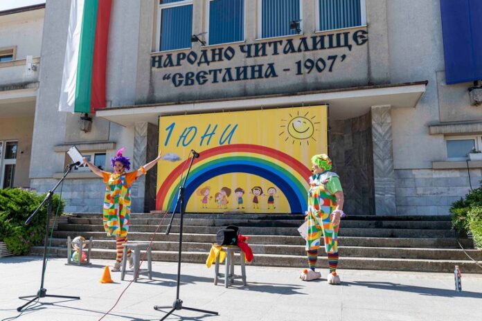 Забавление и лакомства веселиха децата в Якоруда за 1 юни