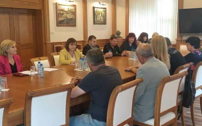 Министър Нинова договори увеличение на заплатите във ВМЗ Сопот