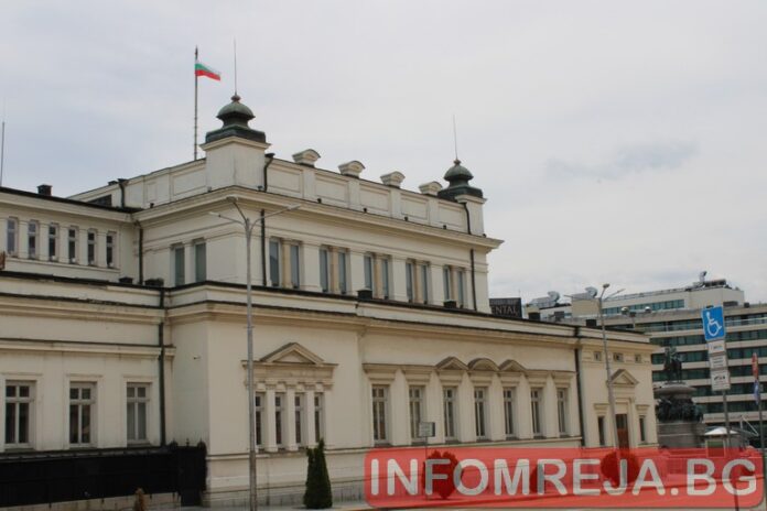 Кирил Петков внесе оставката на кабинета в Народното събрание