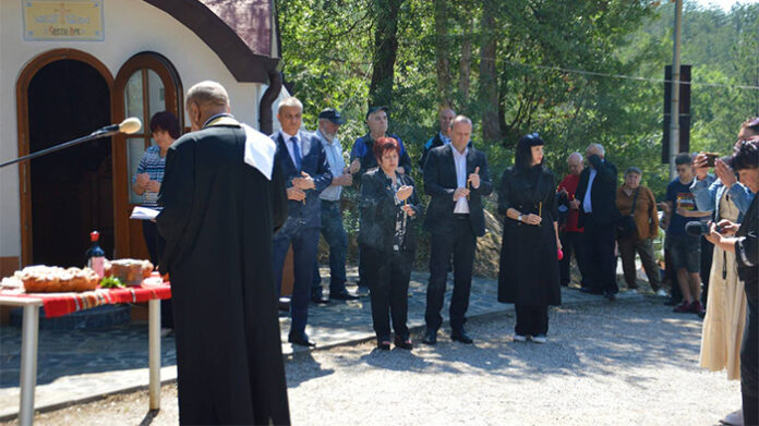 Водосвет за здраве бе отслужен при 33-метровия кръст над Благоевград