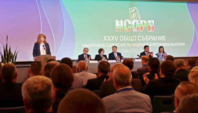За реална децентрализация на общините, гарантирана в Конституцията, призова Йотова