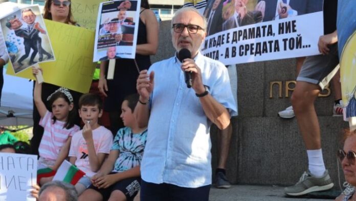 Хиляди поддръжници на кабинета освиркаха приетия вот на недоверие