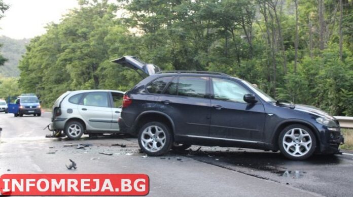 Рено навлезе в насрещната лента, водачът е в болница, Е-79 е затворен