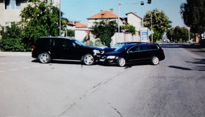 Три коли се удариха на кръстовище в Банско
