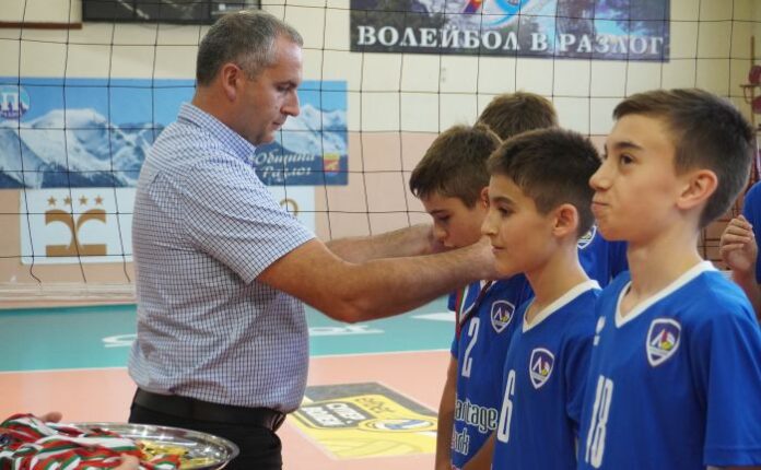 Днес бяха наградени републиканските шампиони по волейбол за момчета до 13 години