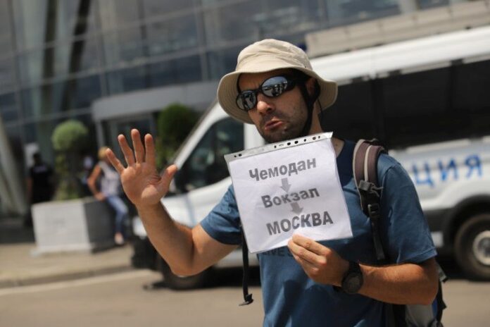 С два самолета си тръгват 70-те руски дипломати, служители и техните семейства