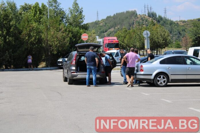 Двама са задържани на бензиностанция при Полигона, обискират колата им
