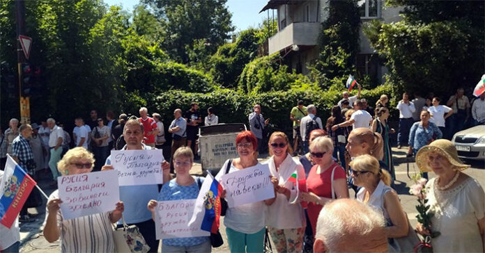 Румен Петков пред руското посолство: Двете ноти да не бъдат довеждани до крайната си фаза