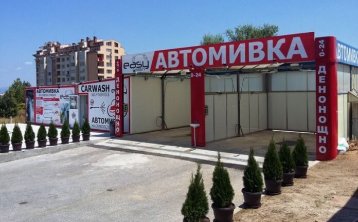 БМВ с водач от Швеция се удари в автомивка