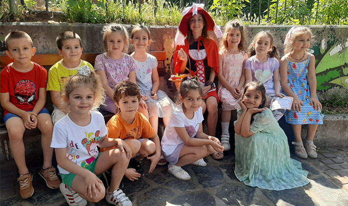Книжки самоходки зарадваха деца и възрастни в градската градина в Благоевград
