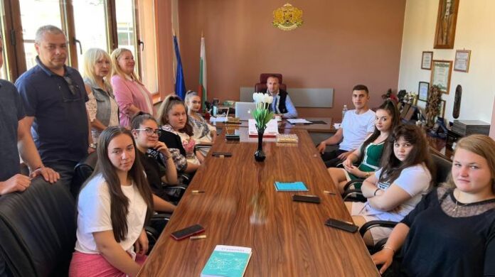 Ученици на практика в Община Белица