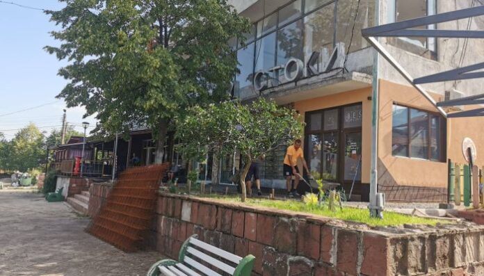 Благоустрояват площада на село Самораново