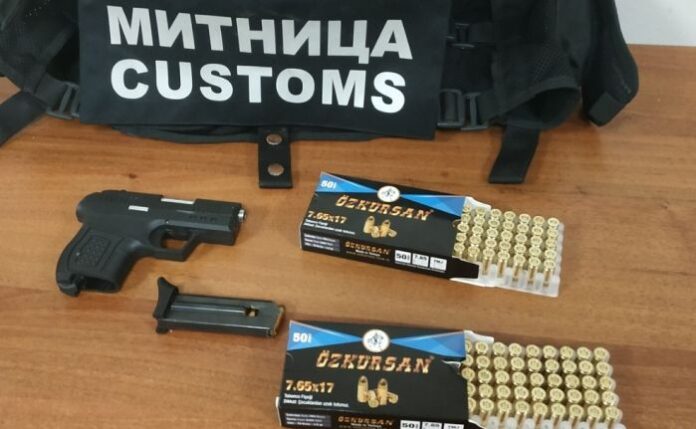 Пътничка скри пистолет и 106 бойни патрона в дамска чанта