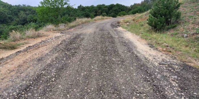 Жителите на Дебочица стигат по нов път до селото
