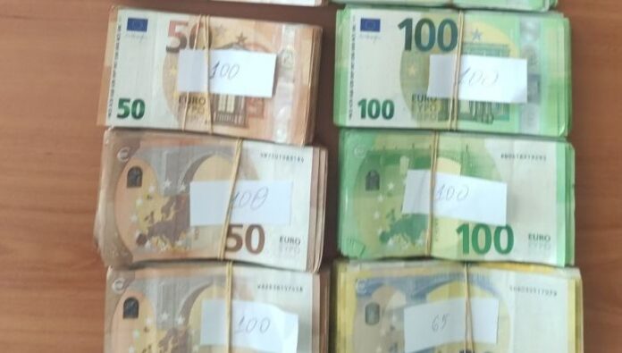 Недекларирана валута за над 145 000 лева откриха митническите служители на МП Капитан Андреево