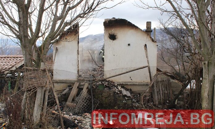 Пожар изпепели три къщи в село Деветинци