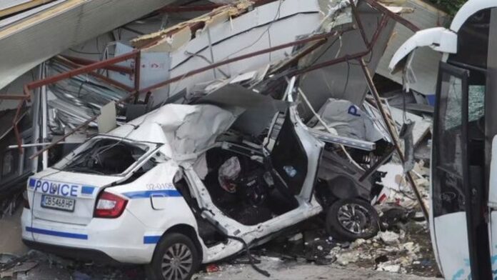 Катастрофата със загинали полицаи: Автобусът два пъти е отказал да спре