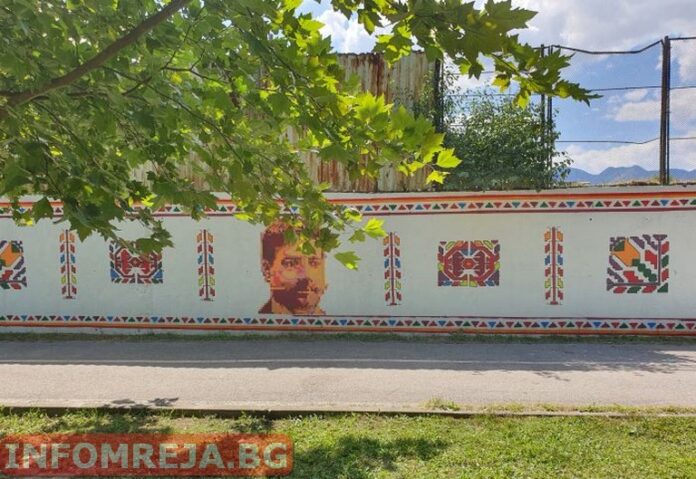 Млади хора от Гоце Делчев "извезаха" шевица върху стена на градския стадион
