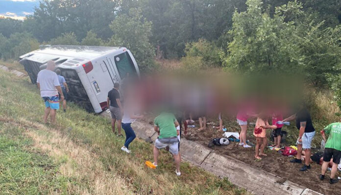 Шофьорът на катастрофиралия автобус е задържан, две деца са в "Пирогов"