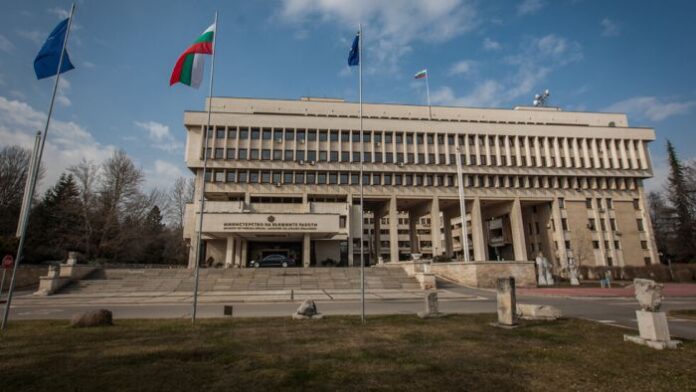 МВнР: България не подкрепя предложението за прекратяване на издаването на визи на руски граждани