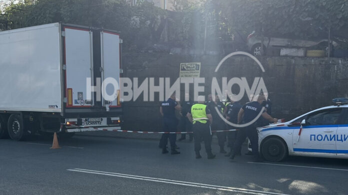 Полицията в Бургас залови ТИР, натоварен с мигранти
