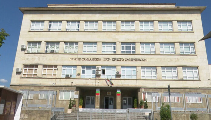 Изграждат в две сандански училища спортна площадка по мини футбол