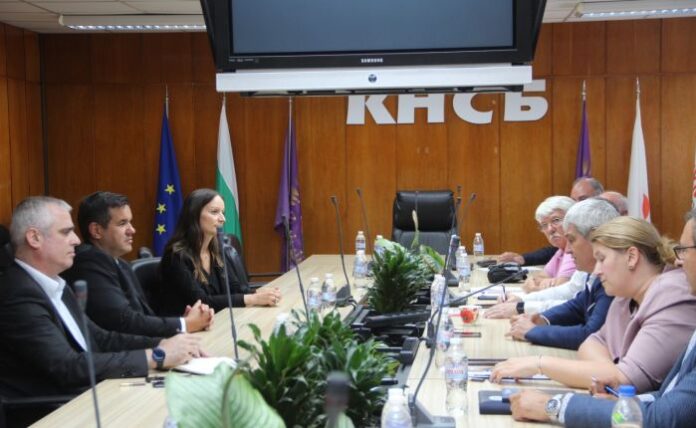 Министърът на икономиката на срещи в централите на синдикалните организации