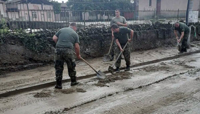 Военнослужещите продължават да помагат на жителите на Карлово