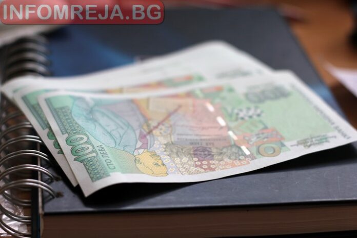 Помощ от 300 лева за всички първокласници и осмокласници през учебната 2022/2023 година