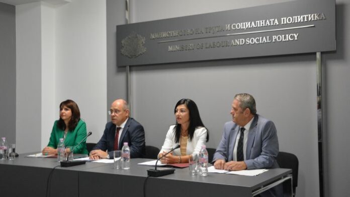 Министър Лазаров: Над 310 000 души ще получат помощи за отопление