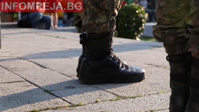 Военният, убил жена си, я биел и на работното място