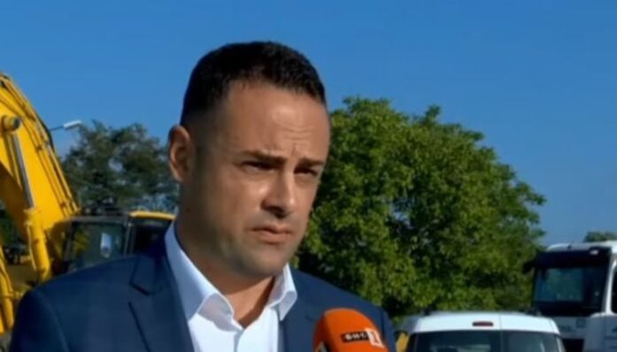 Зам.-министър Христов: 15 самосвала и 4 багера помагат за разчистване на щетите в Карловско