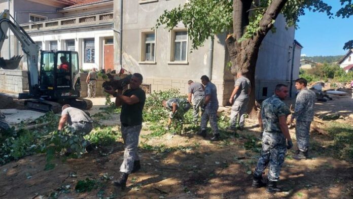 140 военнослужещи от Сухопътните войски и днес са в помощ на пострадалите от Карловско