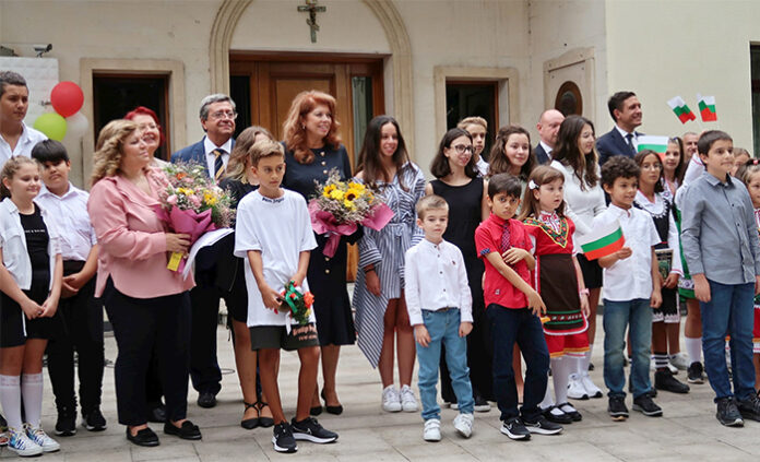 Йотова откри учебната година в Българското неделно училище „Св. св. Кирил и Методий“ в Истанбул