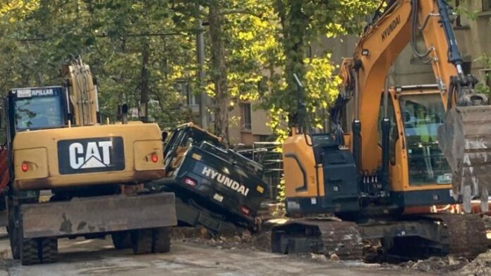 Тежката техника се включва в помощ на селата около Карлово
