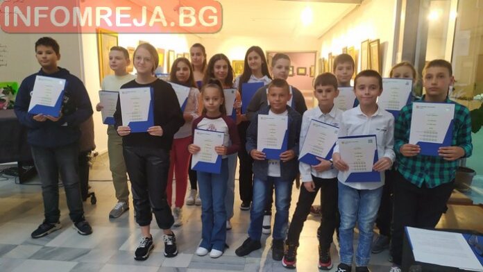 58 деца от Училища Европа получиха сертификатите на Кеймбридж на тържествена церемония в Кюстендил