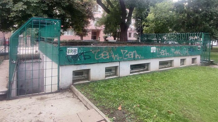 Възстановяват обществената тоалетна в градската градина в Благоевград