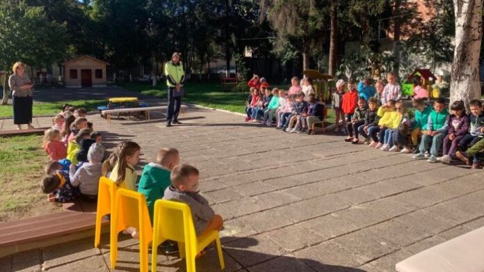 Пътен полицай гостува в ДГ„Слънце“ и филиала на градината „Здравец“ в Кюстендил