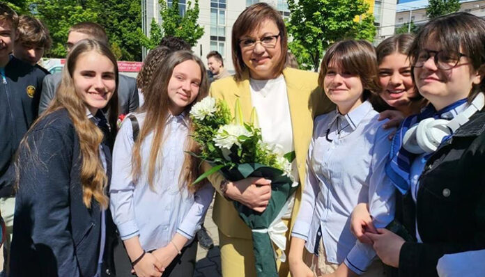 Корнелия Нинова: Учебниците до 12-и клас трябва да бъдат безплатни